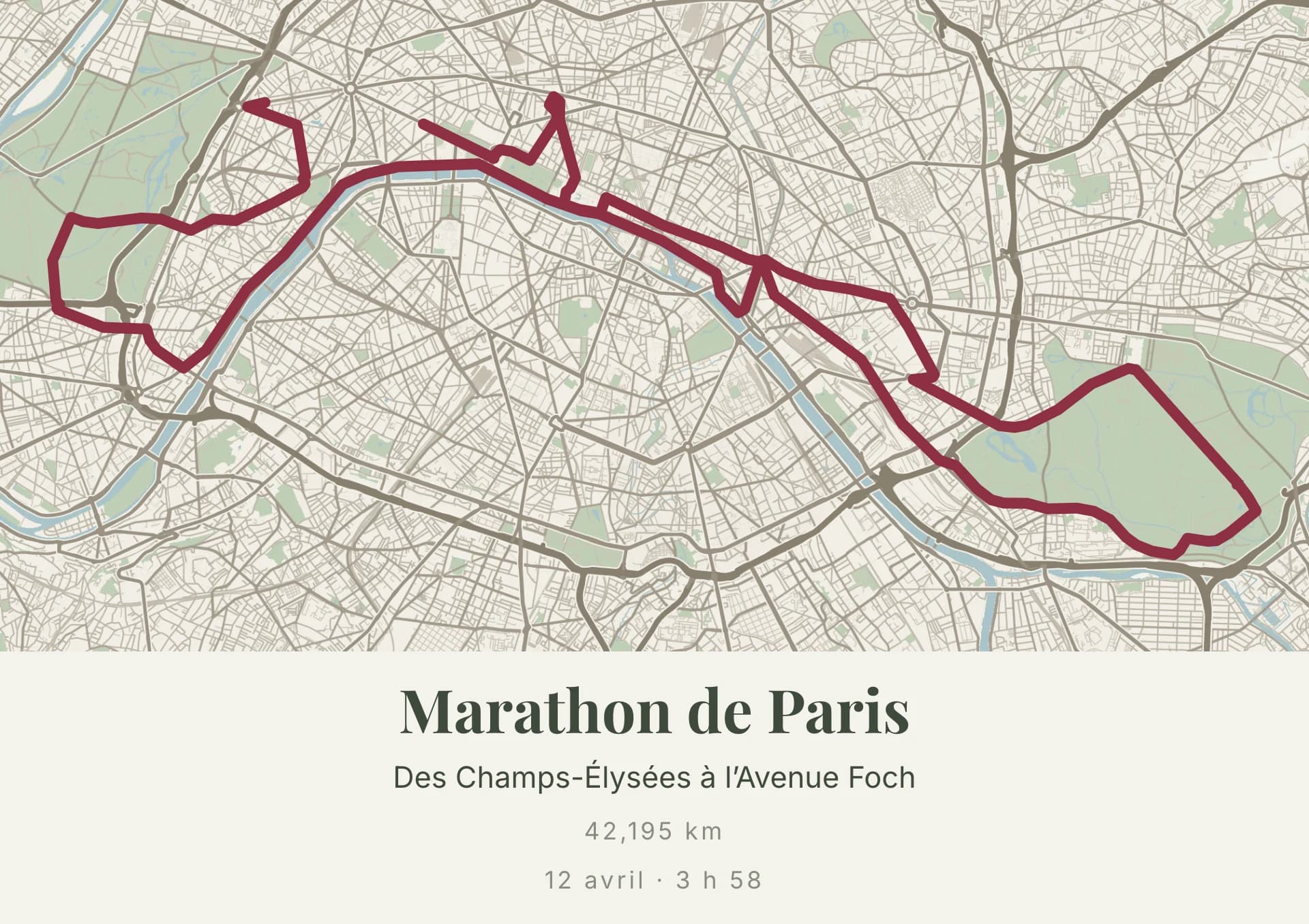 L’affiche du marathon de Paris : le plan de la ville en pierre claire, les deux bois en vert aux deux bouts, la Seine au centre, une ligne framboise qui va les toucher, et un temps en dernière ligne.