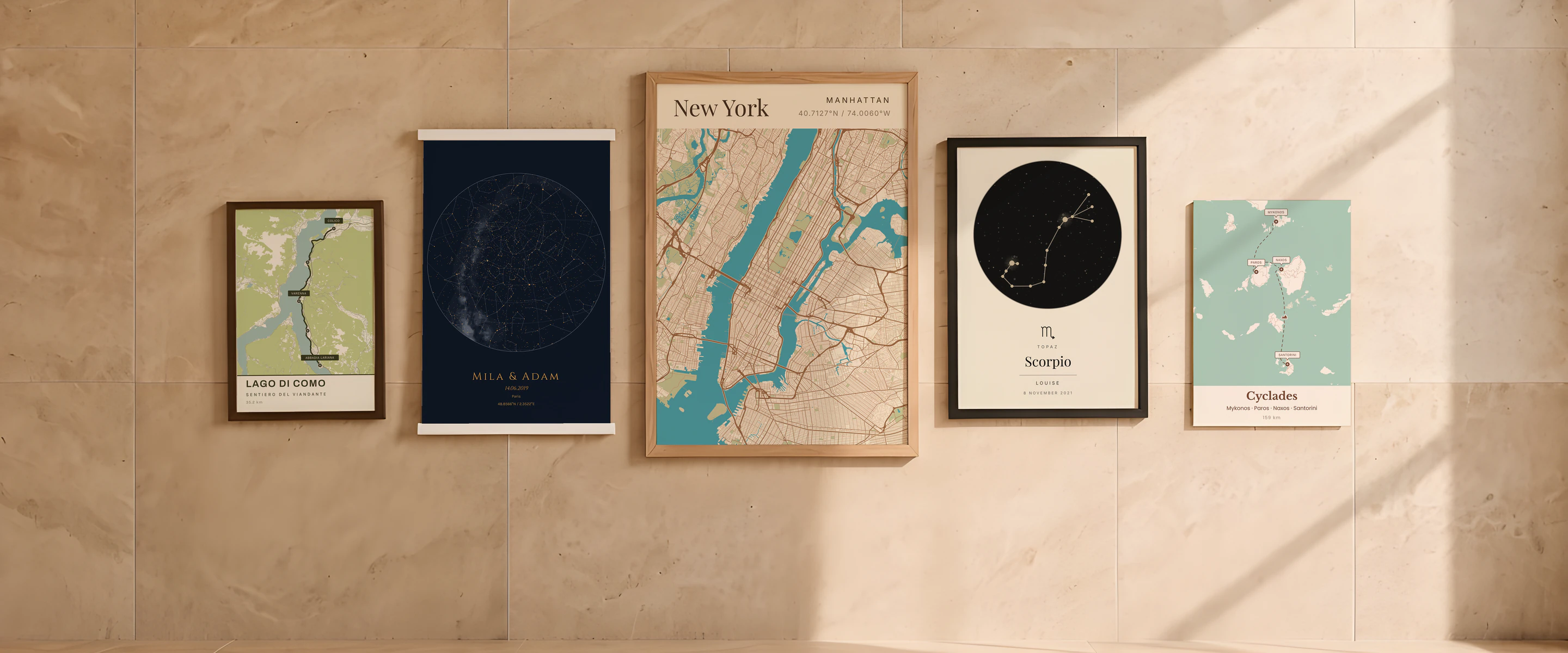 Cinq œuvres Emoria accrochées sur un mur de travertin : le lac de Côme, un ciel étoilé de Paris, New York, le Scorpion et les Cyclades.