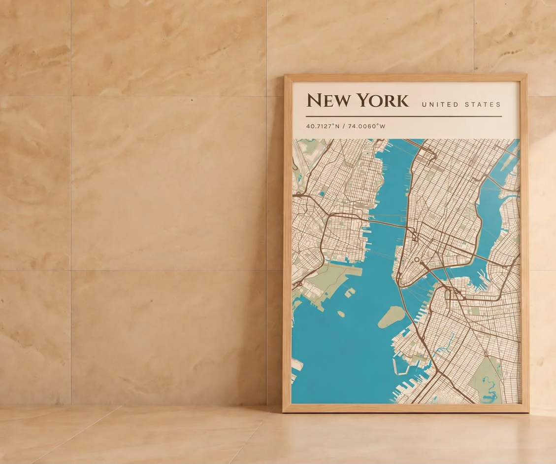 Une affiche de New York encadrée en chêne, appuyée contre un mur de travertin dans la lumière du jour.